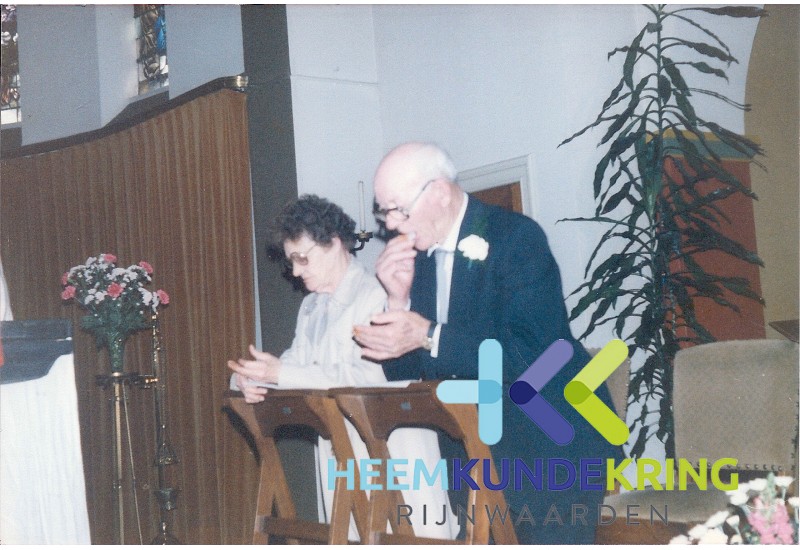 Spijk Echtpaar Riewijk 40 jaar getrouwd Hij was dode aanzegger , grafdelver en kerkagent. geschonken door parochie bestuur Spijk . Coll. HKR (5)